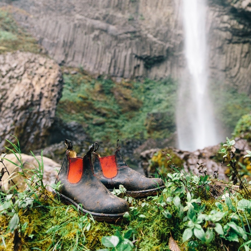 1316 MEN'S CLASSICS CHELSEA BOOTS - BLACK AND RED